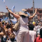 ENTRE BANDERAS Y GLOBOS